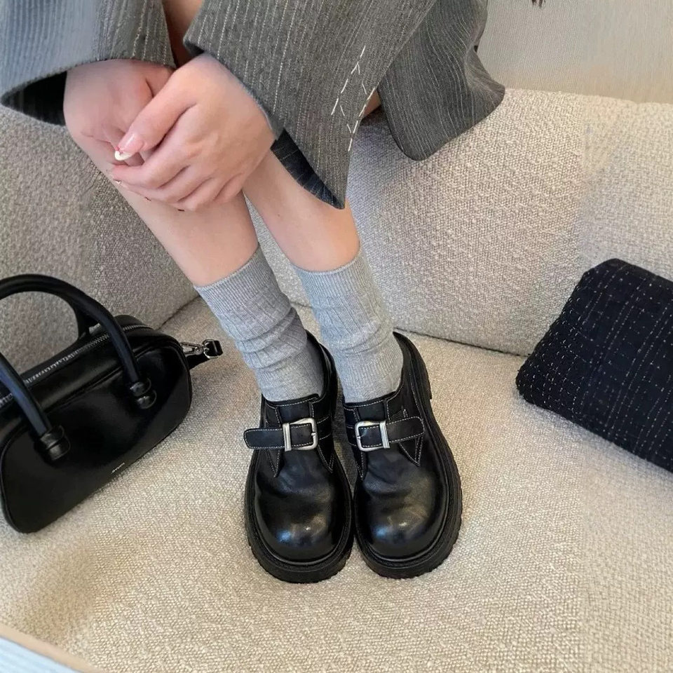 Giày lười nữ da lộn cổ điển đế dày gót vừa mũi tròn phối khóa nhỏ — màu đen