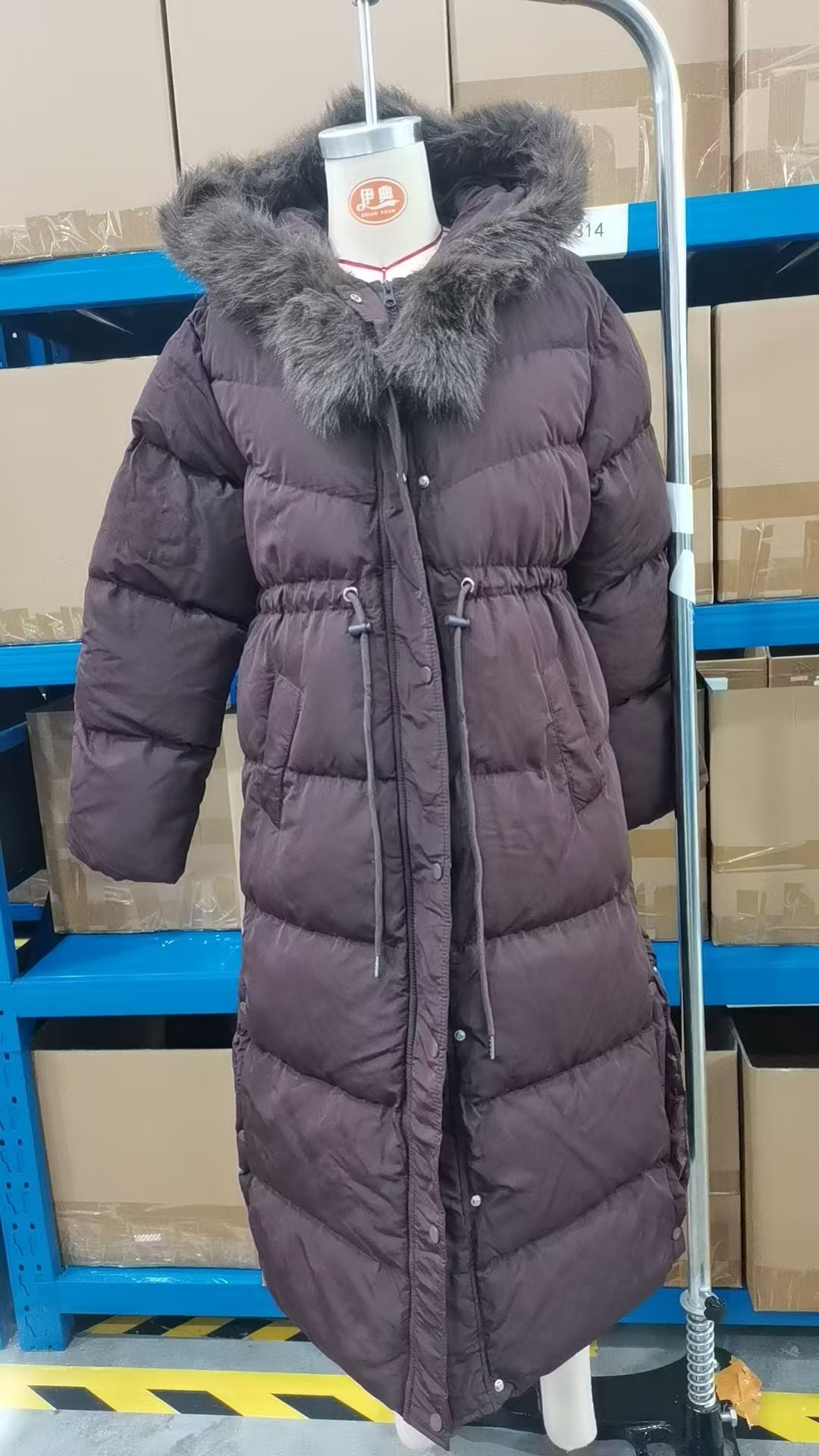 갈색 모피 칼라