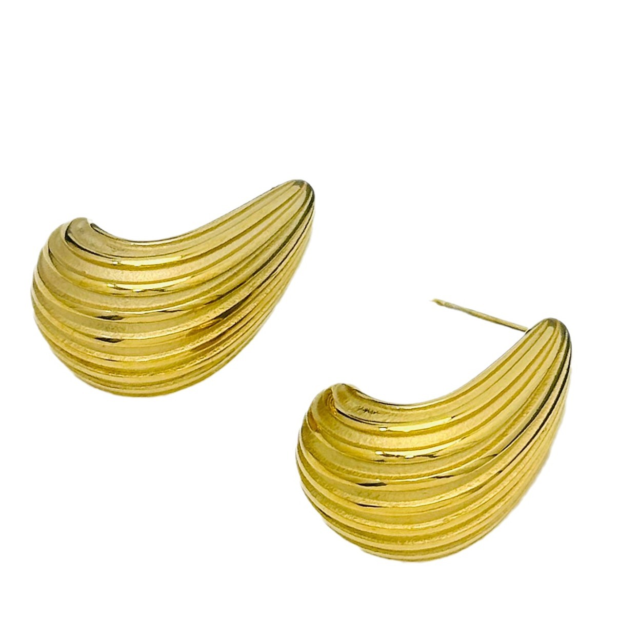 Comercio exterior Europa y Estados Unidos rayas huecas de alta calidad pernos de acero de titanio chapados en oro 18K composto textura pendientes esféricos para mujeres