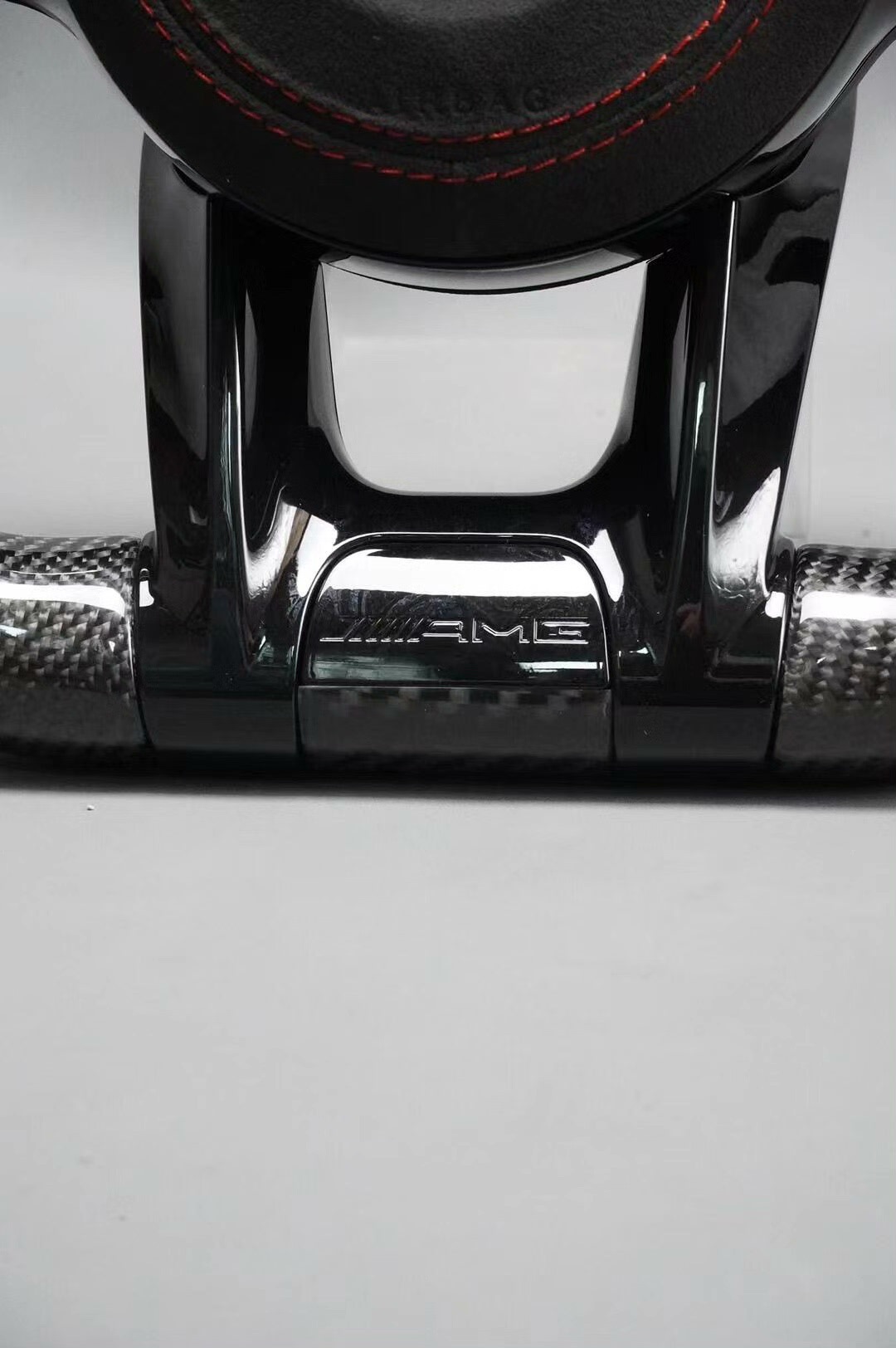 Suitable for Mercedes-Benz older models, this is a new AMG carbon fiber steering wheel with an alcantara suede finish, designed for the A-Class and E-Class models