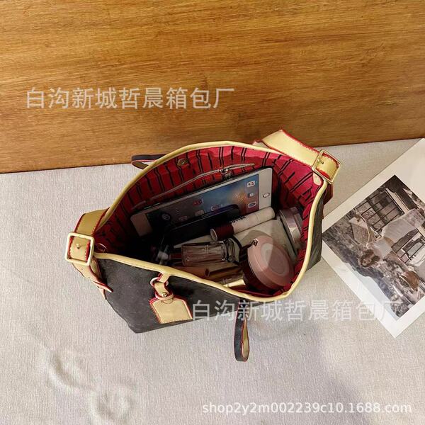 capacious retro classic elite one-shoulder bag