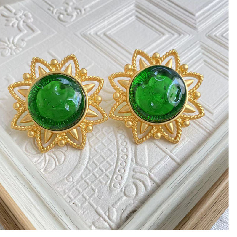 Artificial Gemstones Inlay Material Ear Studs Classification 1 Pair Quantity 1 Pair Retro Flower Alloy Plating Artificial Gemstones Women's Ear Studs