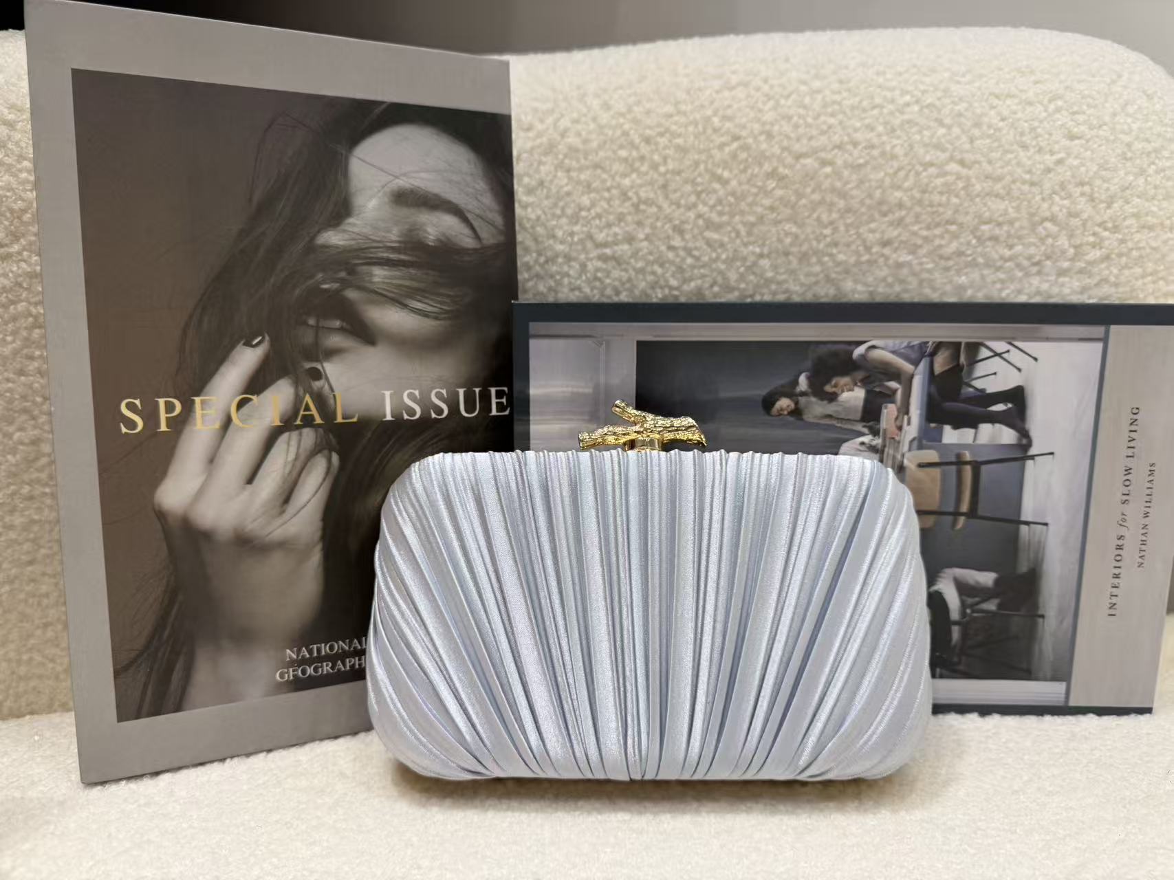 2025 nueva bolsa de cena retro transfronteriza, bolsas de mano de alta sensación, bolsas de cena de moda, bolsas de caja plegadas