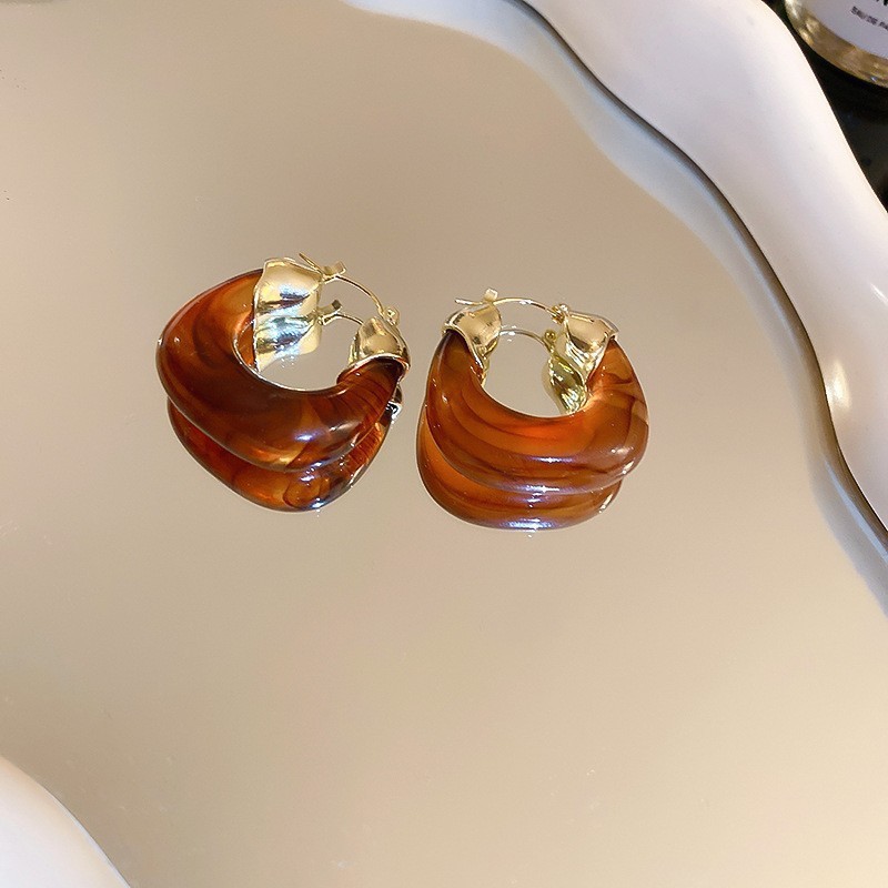 Retro Merrade curry plata aguja pendientes de moda versátil Hong Kong aretes de estilo ligero lujo alta sensación otoño invierno pendientes