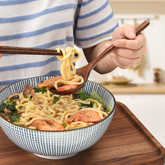 長い柄のスプーンのネットの赤い乾のご飯のスプーンの木製の食器の日本式の火鍋のスプーンの麺館はスープの木のスプーンを飲んで字のロゴを彫ります。