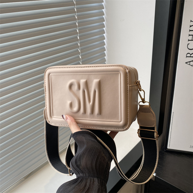 El estilo extranjero simple letras anchas cinturones de hombro mochila de hombro 2025 primavera nuevo color en bolsas casuales bolsas pequeñas