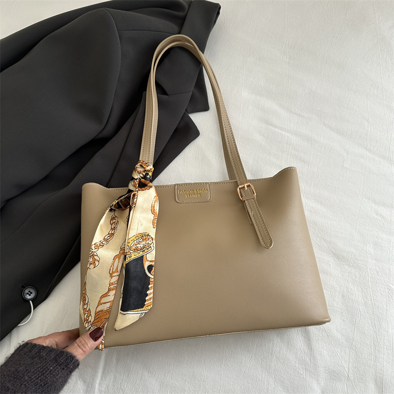 Bolsa de lona de seda 2024 invierno nuevo versátil este año popular retro viaje al trabajo bolso de moda especial