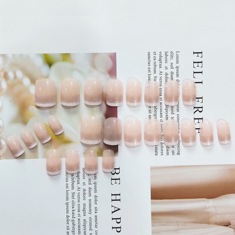 Polvo brillante desnudo bordes blancos franceses para usar uñas cortas, uñas dulces y delicadas, 24 piezas de parches de uñas terminados