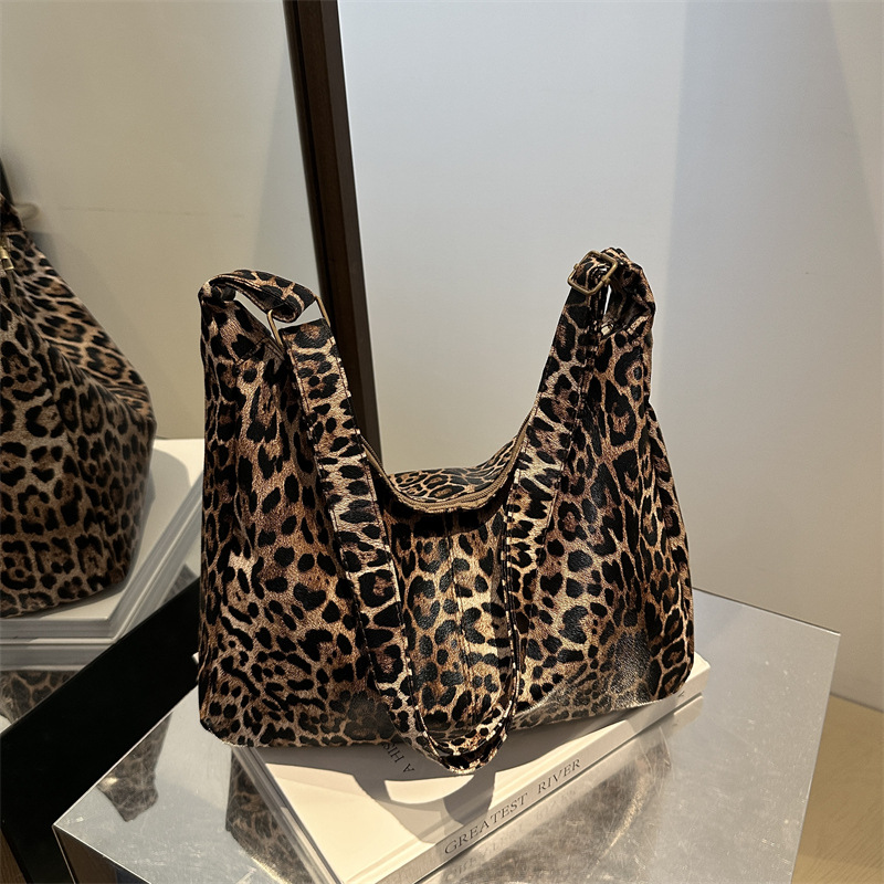 Bolsa de gran capacidad para mujeres 2024, invierno nuevo estilo extranjero, textura coreana, bolso de hombro para clase de viaje a la moda.