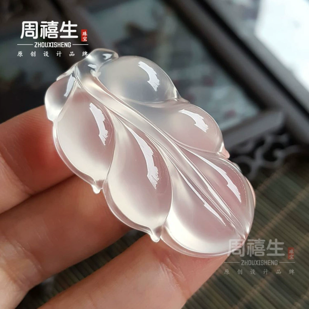 Производители оптовые высокие ледяные белые халцедоны золотые ветки нефритовых листьев подвески большие листья белые агаты нефритовые листья подвески