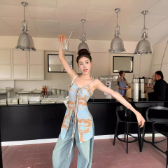 タイ旅行アメリカの海辺のストラップの小さいベストの女性の島のギャルの雰囲気感のリゾート風は上着を着ます。
