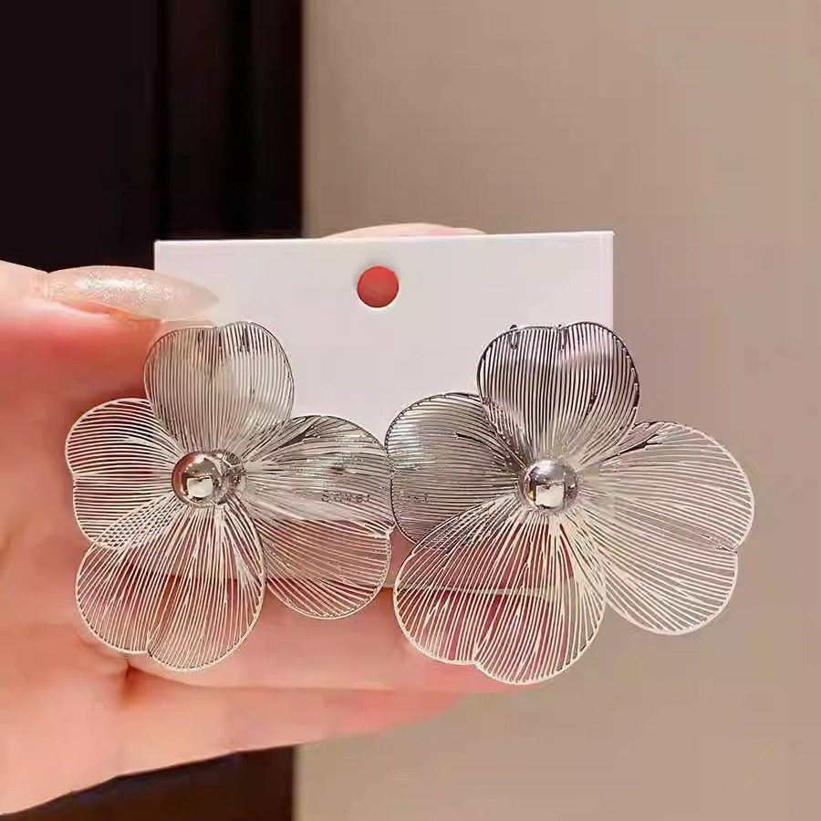Holiday, Daily Occasion Metal Material Flower Pattern 1 Pair Elegant Streetwear Flower Plating Metal Ear Studs