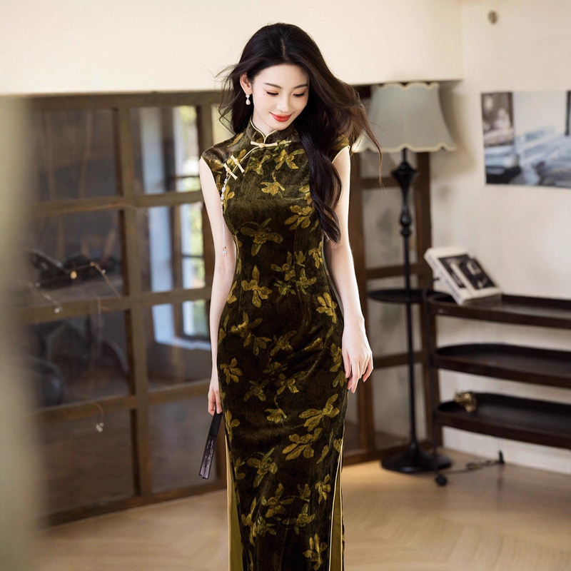 Tang Yilian's High-End Velvet Qipao 2026 New Model Elegant Retro Republic of China Style Young-Style Improved Dress Tang Yilian's High-End Velvet Qipao 2026 New Model Elegant Retro Republic of China Style Young-Style Improved Dress