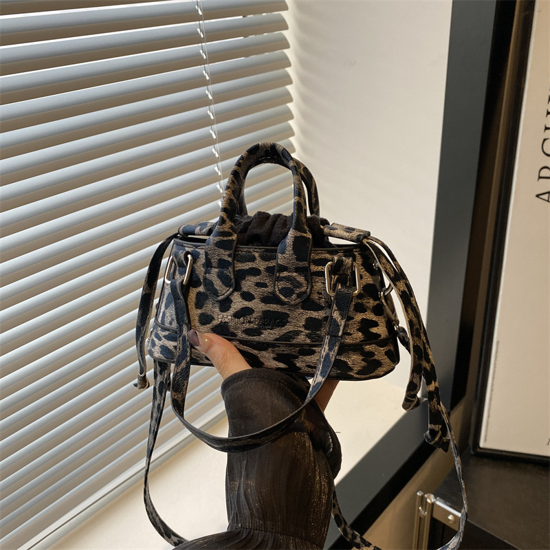 thumbnail image 1 of Nuevo diseño de bolso de mano con estampado de leopardo de otoño 2025, estilo francés, vintage y único, bolso pequeño de hombro y bandolera., 1 of 10