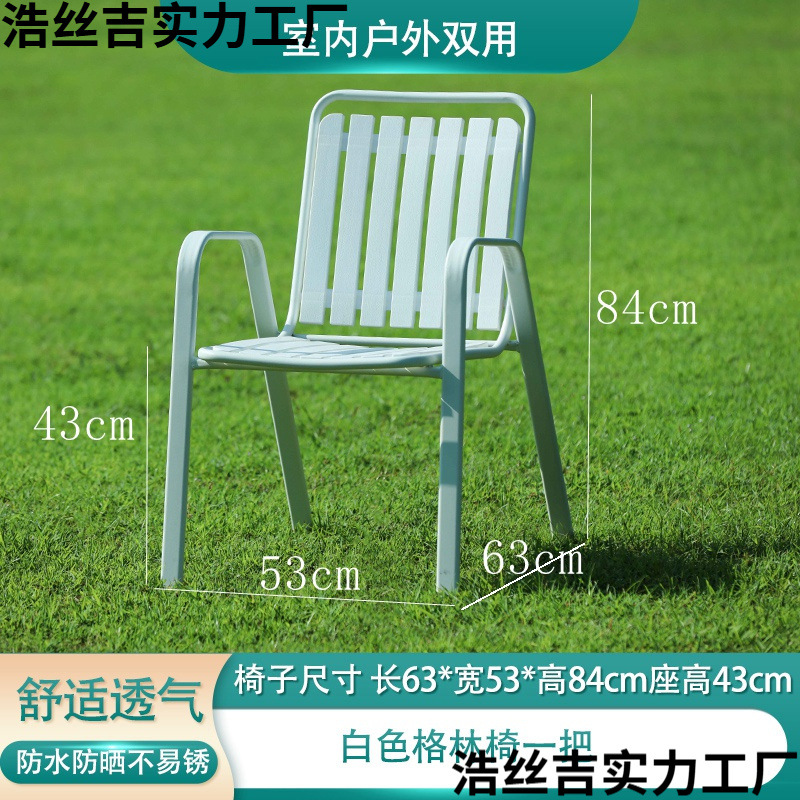 Una silla verde blanca y dos sillas verdes comienzan a crecer.