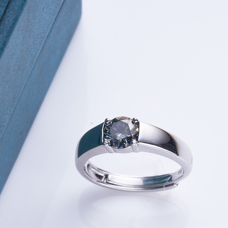 Anillo de plata S925 de cuatro garras de mujer con un anillo de hip-hop de piedra de mozanita gris de un quilate de oro incrustado