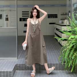 军绿色时尚设计感工装风吊带连衣裙套装女2026初夏新款背心两件套
