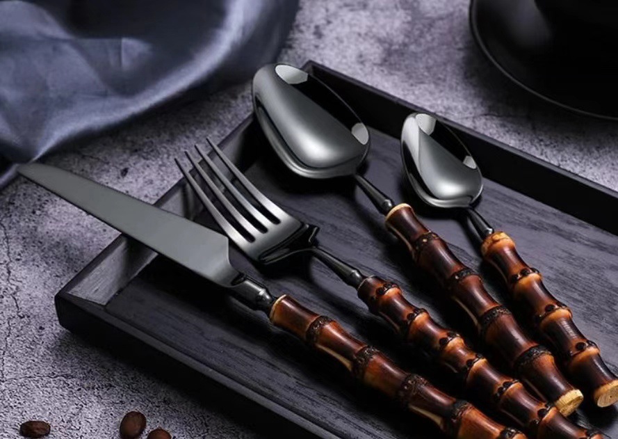 Vajilla de comida occidental Cuchillo y tenedor Cuchara de café Cuchara de helado de postre Mango de bambú Juego de vajilla de acero inoxidable Caja de regalo