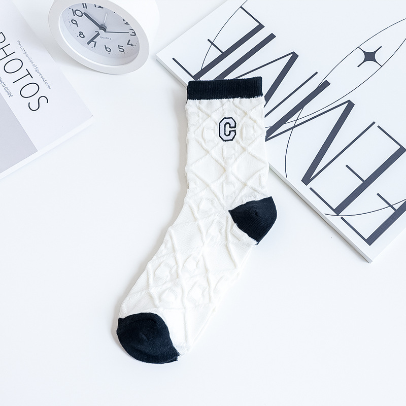 Medias negras y blancas de verano delgadas bordadas camélia letras medianas medias anti-balling medias de mujer Zhuangyan al por mayor