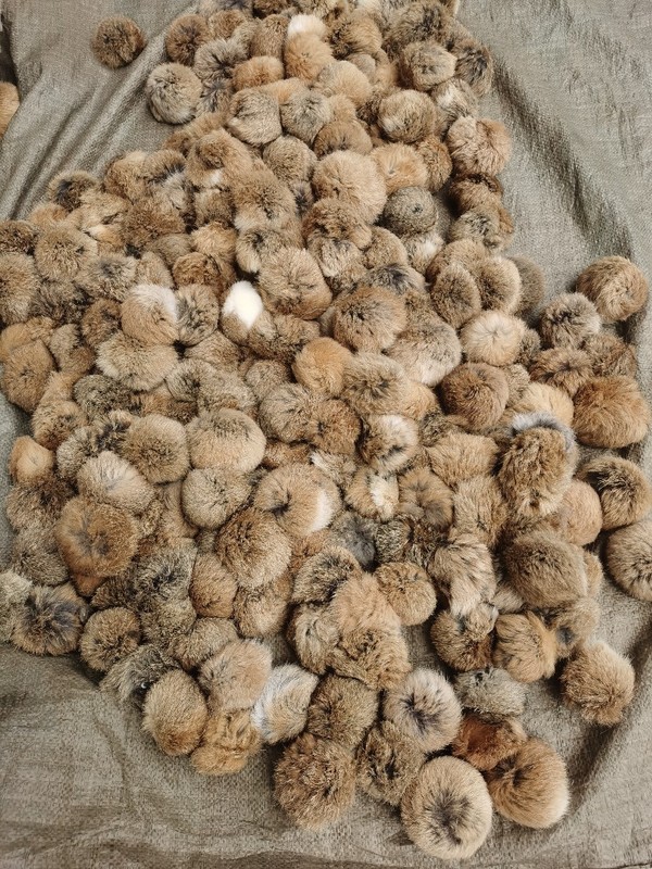現物8cm天然色の本物のウサギの毛皮の毛玉が猫の豊容のおもちゃを笑わせます。|undefined