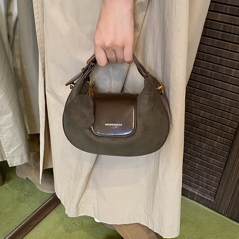 2025 otoño y invierno nueva moda alta sensación de cuero esmerilado empalme bolso de media luna exquisito de moda bolso versátil