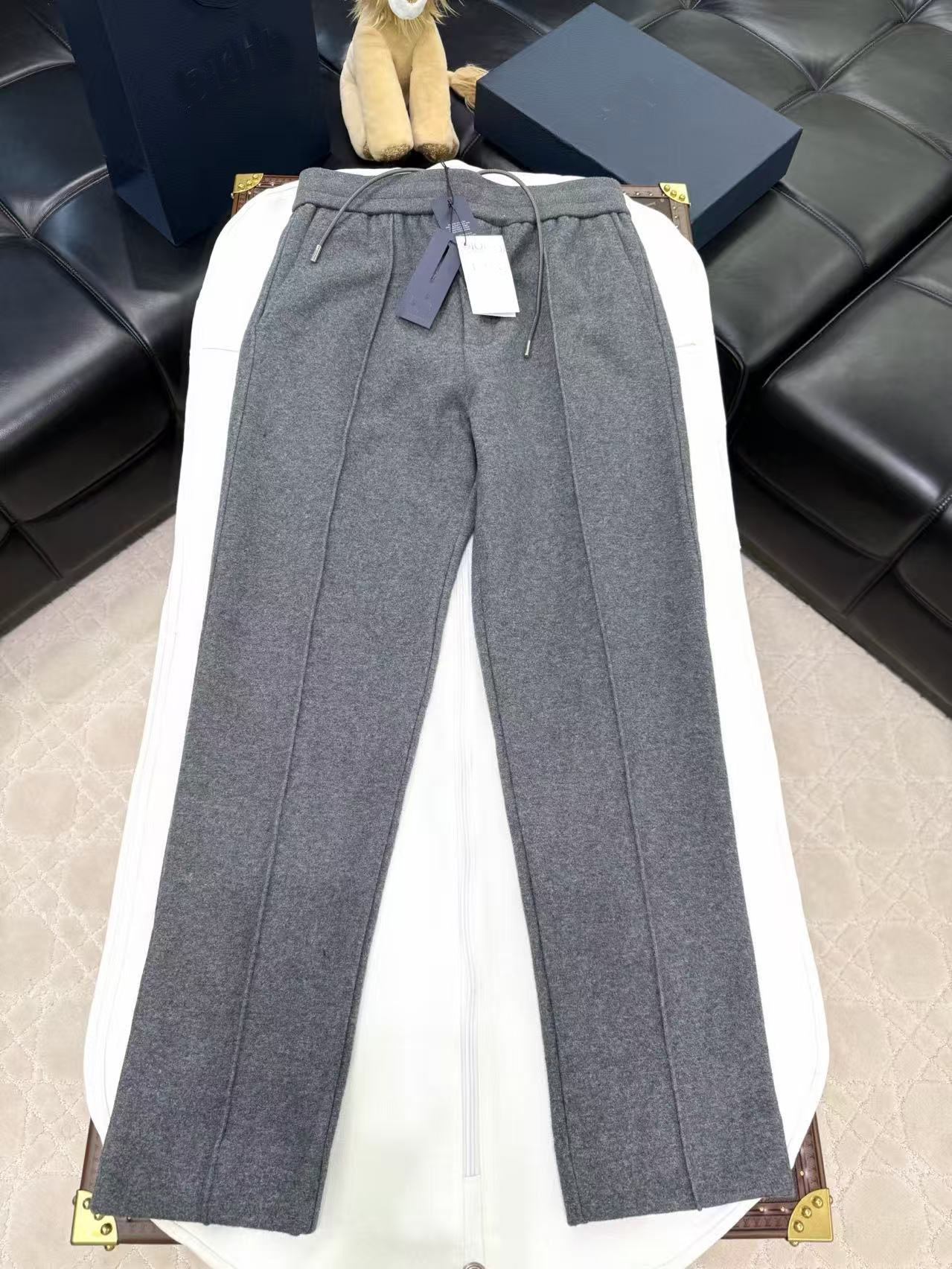 짙은 회색 바지