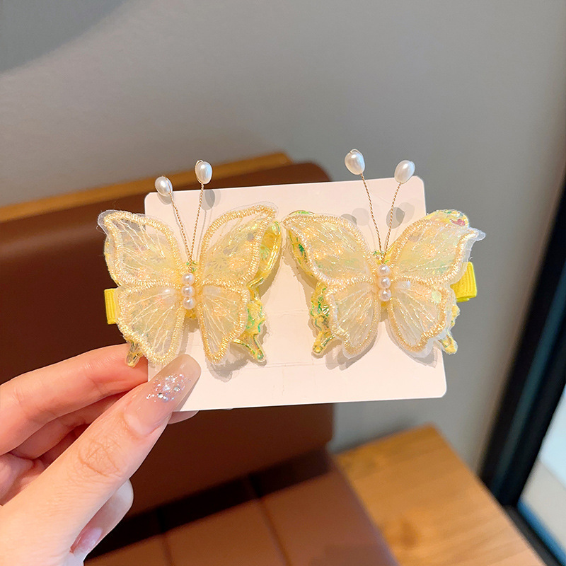Un par de mariposas amarillas