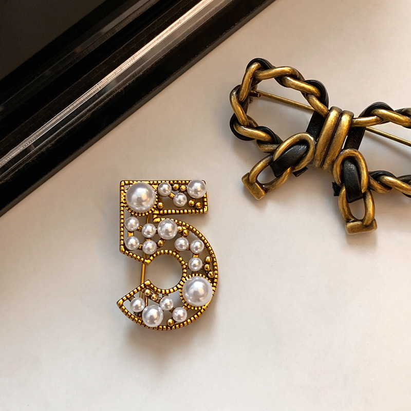 French-Style Digital 5 Pearl Retro Brooch High-End Women's Brooch Design Niche High-End Exquisite Fashion Pin Trend