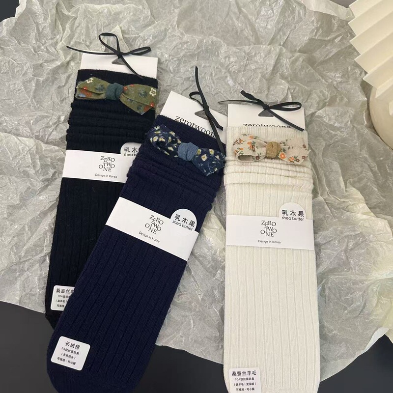 Mulberry Silk Wool Calf Socks, Autumn and Winter Korean Style Warm Floral Bow Socks, Women's Thickened Long Tube Slouch Socks Mulberry Silk Wool Calf Socks, Autumn and Winter Korean Style Warm Floral Bow Socks, Women's Thickened Long Tube Slouch Socks