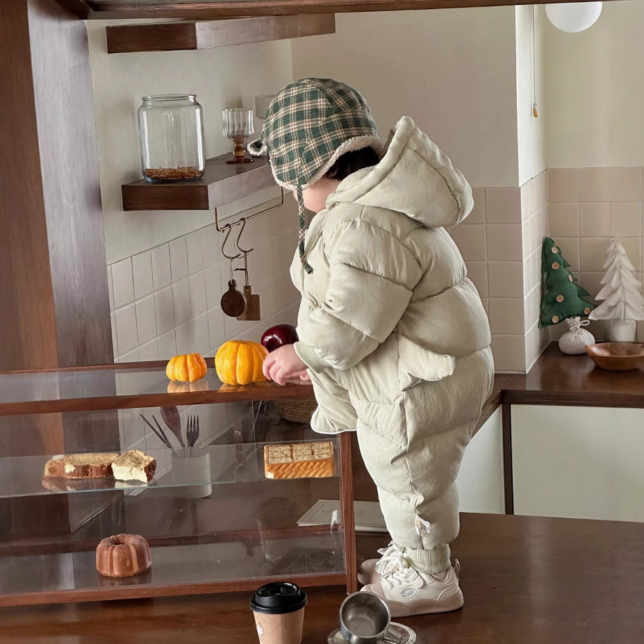 Invierno 2024 nuevo producto mono para bebé masculino ropa de salida acolchada gruesa mameluco tapeta de dibujos animados pequeño traje de arrastre de dinosaurio