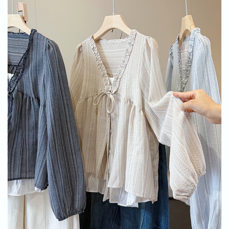 French-style lace-up V-neck faux two-piece long-sleeve shirt for women, early autumn, loose fit, slimming, with ruffle trim and stylish patchwork design French-style lace-up V-neck faux two-piece long-sleeve shirt for women, early autumn, loose fit, slimming, with ruffle trim and stylish patchwork design