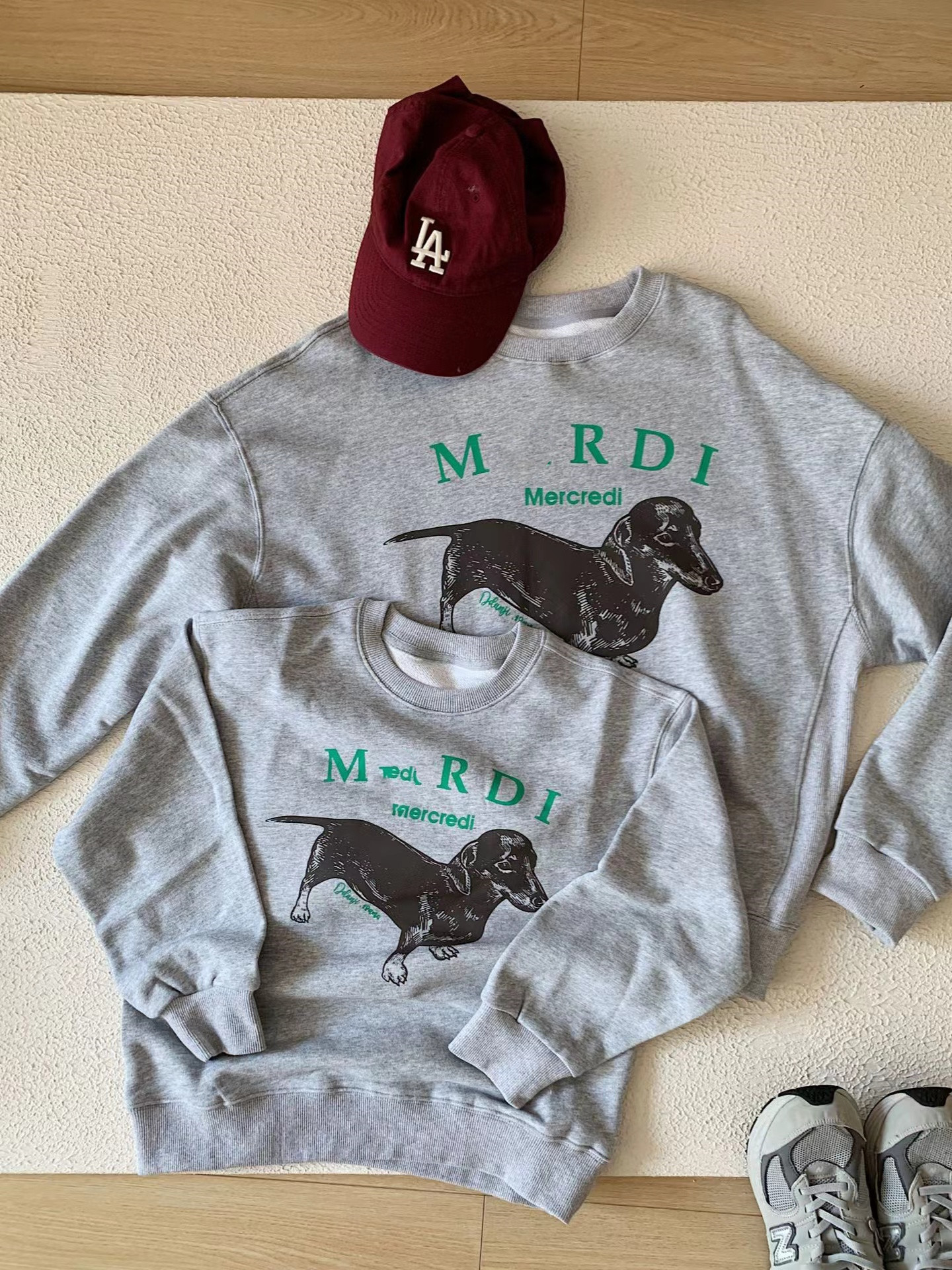 짙은 회색 개 단일 레이어