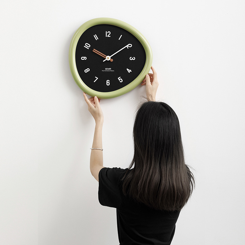 wozoom屋准モダンミニマリスト壁掛け時計2026年新作リビングルームアートクリエイティブレストラン時計装飾壁飾り