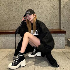ハイヒールの太さとキャンバスの靴の女性2025春夏の新型の丸い頭のひもは百合で高くなります。
