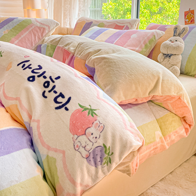 Invierno engrosado y cálido de terciopelo de leche de cuatro piezas conjunto 2025 nuevo pequeño fresco de coral sábanas cubiertas de cama