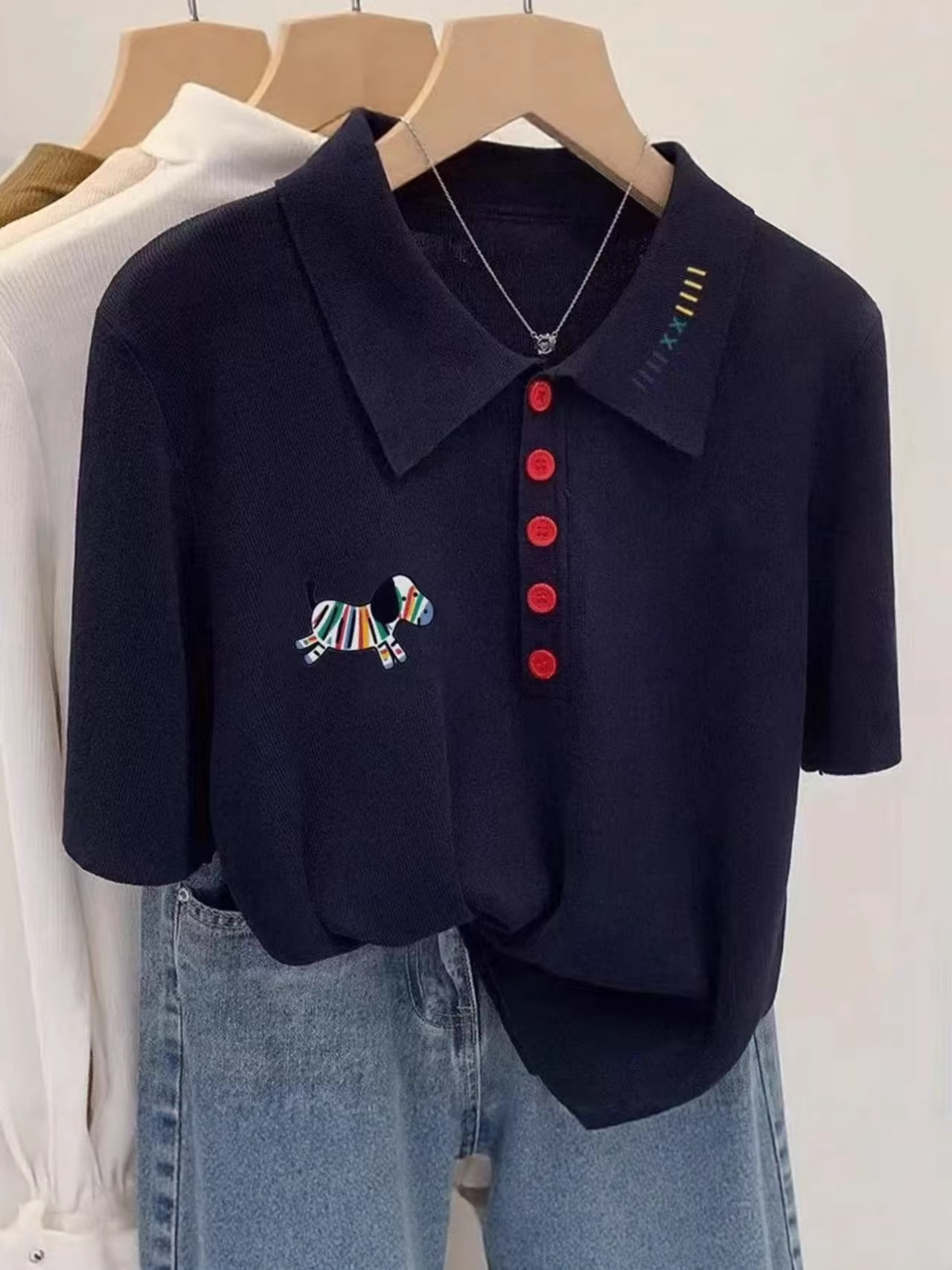 Áo thun polo nữ tay ngắn cổ bẻ họa tiết cầu vồng ngựa con — màu xanh navy