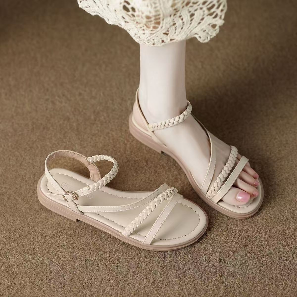 2026 moda de verano versátil y cómodo ligero de fondo suave sandalias de estilo romano plana antideslizante desgaste sandalias de hebilla