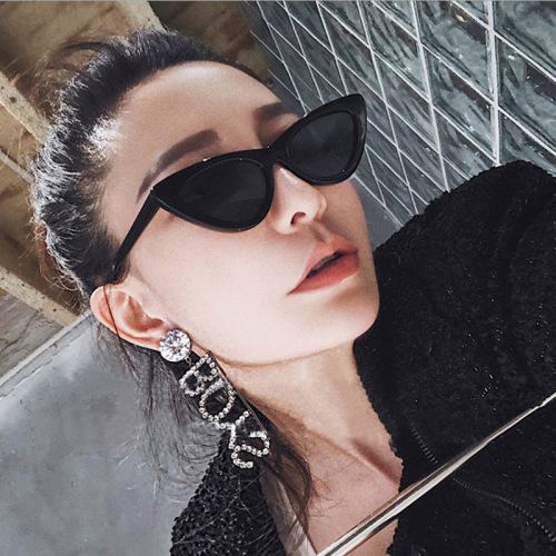 New European and American cat-eye sunglasses for women, fashionable hip-hop sunglasses for men, personality triangle hot girl street style sunglasses