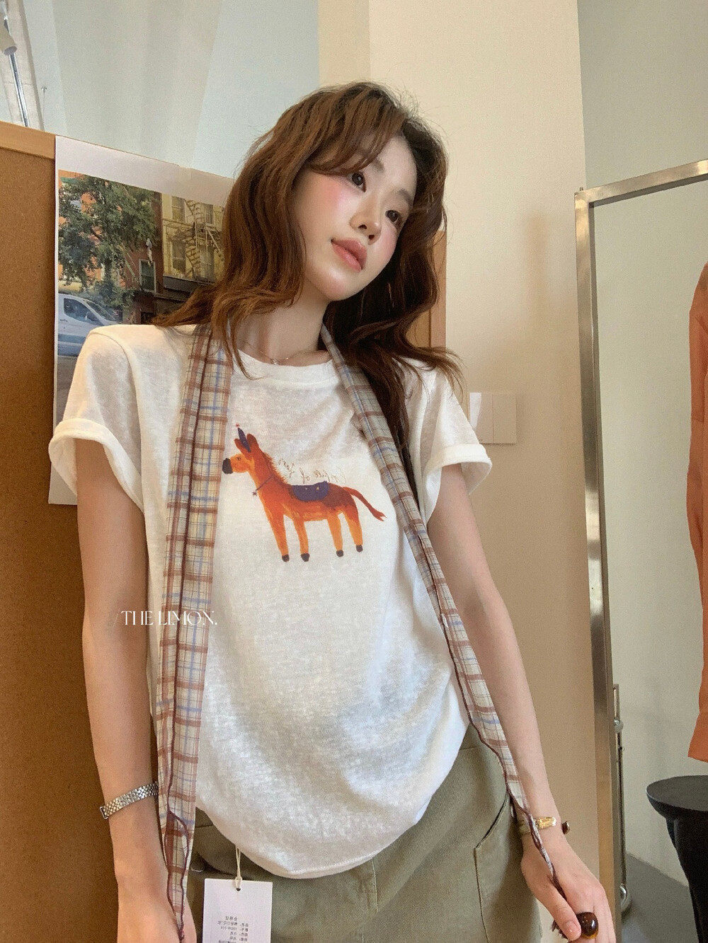 Áo thun nữ cổ tròn tay ngắn in hình ngựa hoạt hình kèm khăn lụa — Xám cacbon, màu trắng, màu kaki chi tiết 5