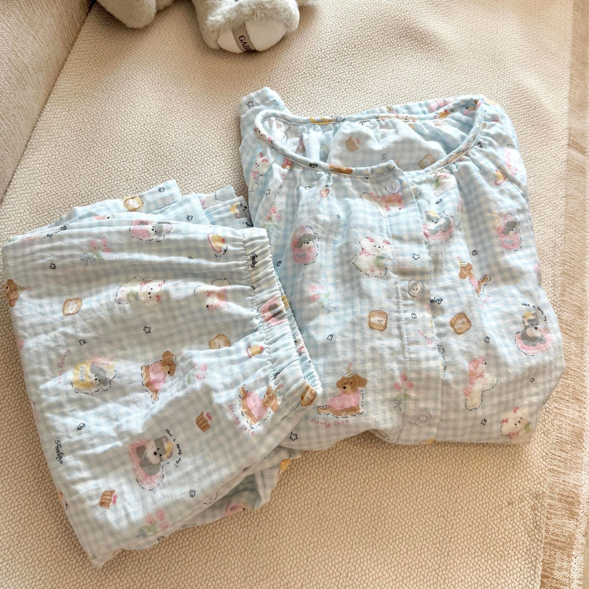 Long-sleeve with a round collar, cute trousers