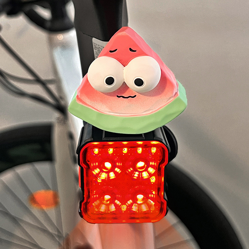自転車ライトのヘッドライトの強い光の夜はテールライトに乗ります。|undefined