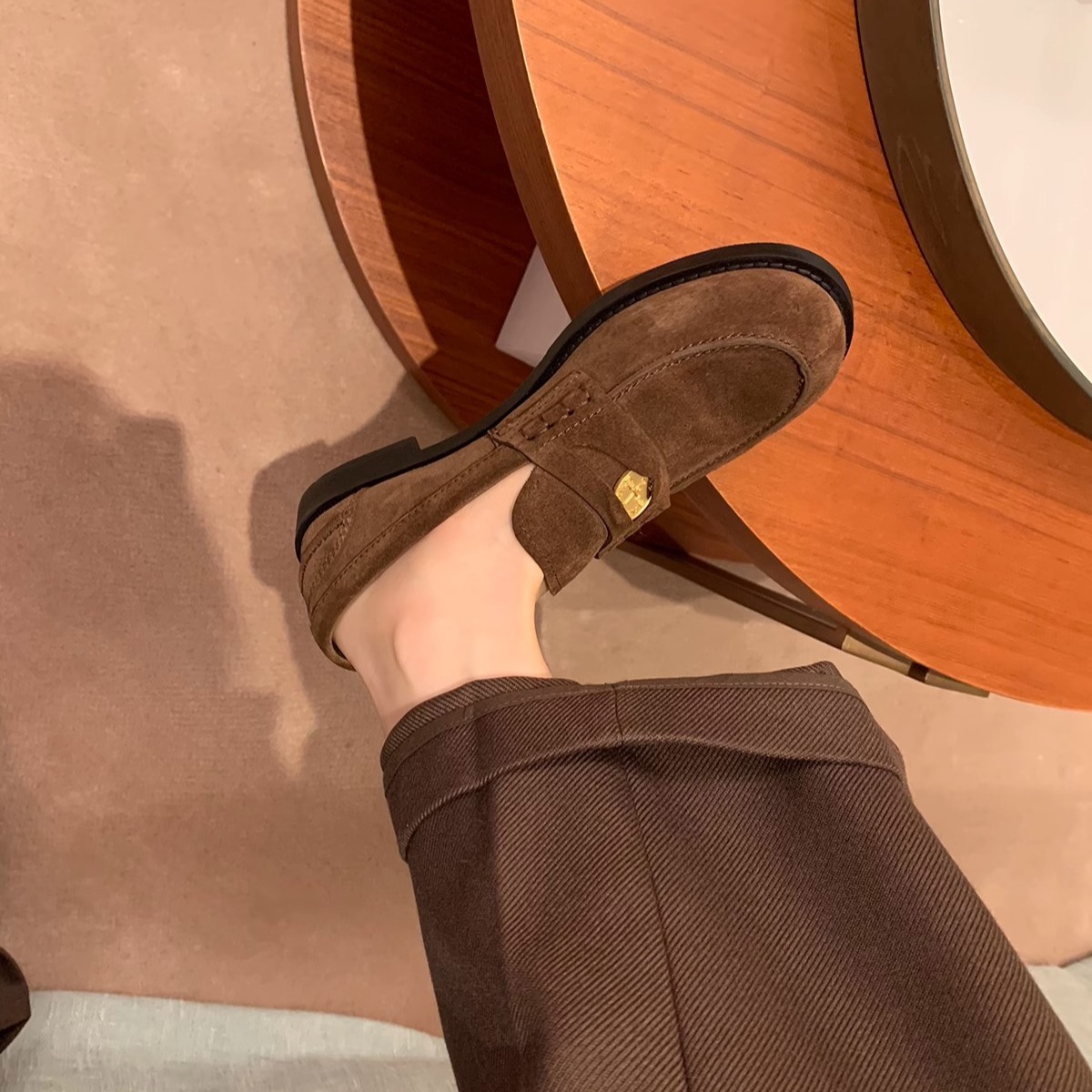 手で色を塗る金貨の楽福靴の女性の英倫の小さい革靴のデザイン感の小さい大衆の復古の太さと明るい皮の丸い靴