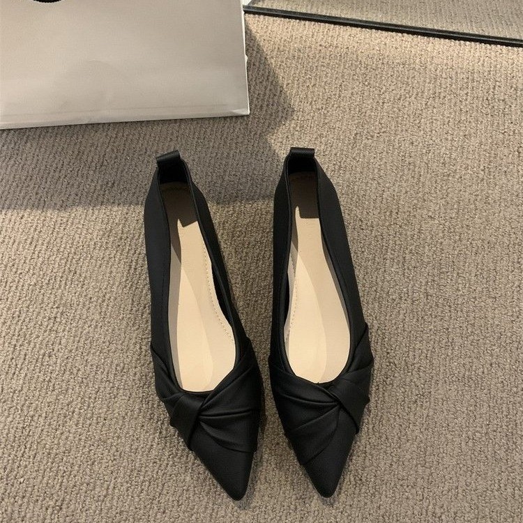 Zapatos de mujer de estilo francés de ventano de noche con tacones gruesos poco profundos, primavera y otoño de 2026 nuevos zapatos de cama con falda temperamento