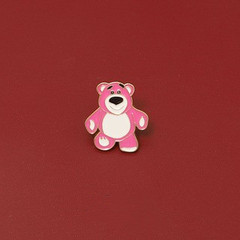 俊皮送你只草莓熊金屬徽章男女可愛日系胸針卡通別針書包裝飾