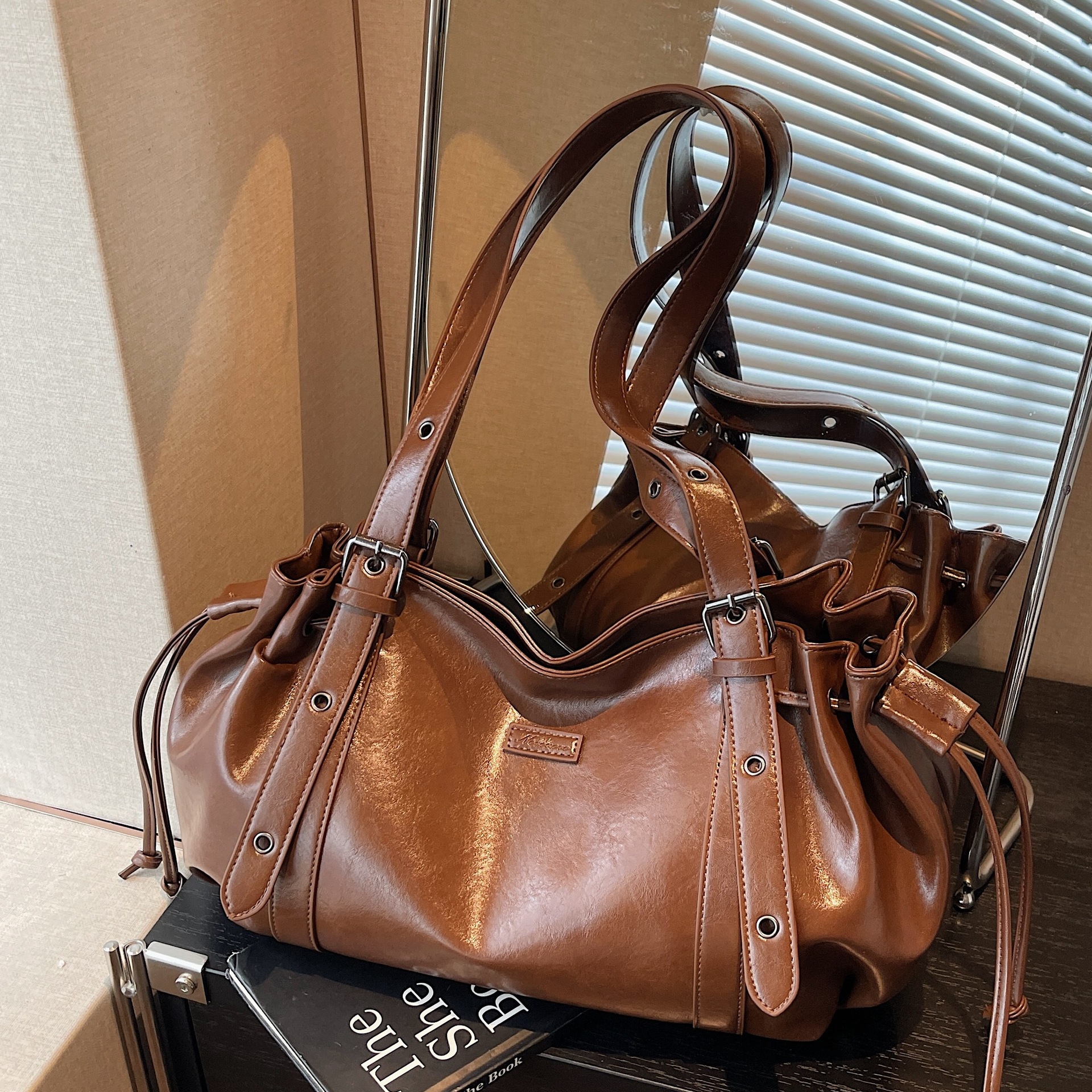 Retro Niche Armpit Bag for Women 2025 New Trendy Autumn and Winter Fashion Tote Bag Korean Style Large Capacity Shoulder Bag