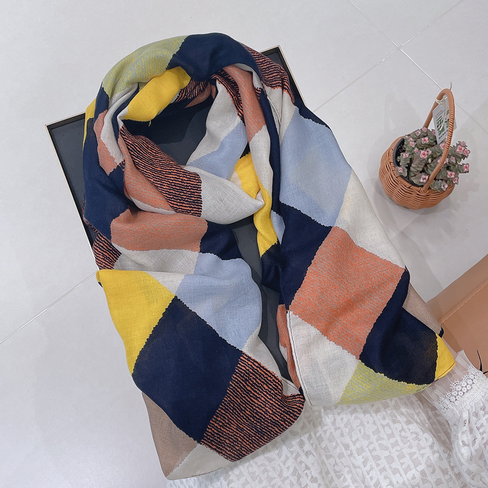 Long fashionable scarf