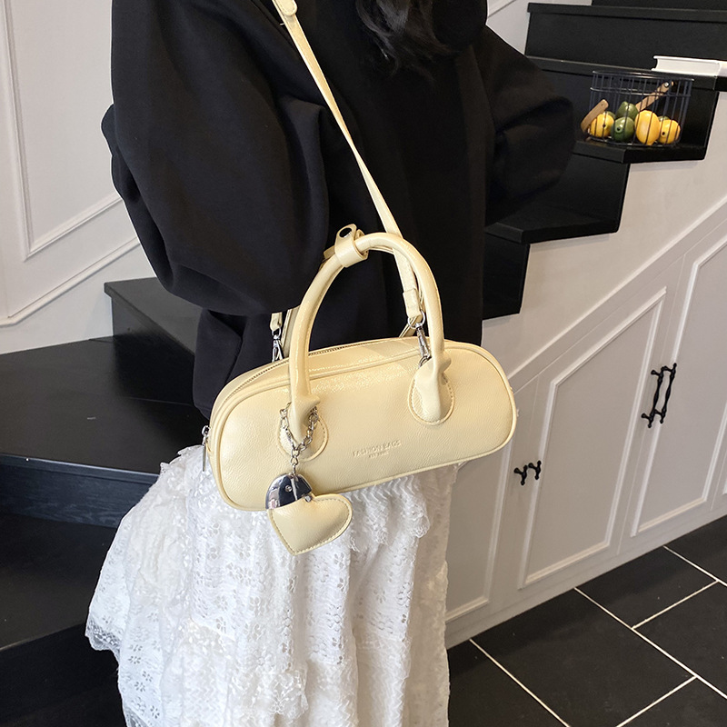 Bolsos populares de este año 2025 primavera y verano nuevos bolsos de mujer moda amor bandolera casual letras bandolera marea