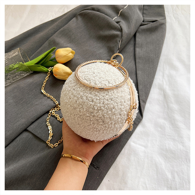 Women's Small All Seasons Wool Lamb Solid Color Vintage Style Round Lock Clasp Circle Bag Evening Bag display picture 2