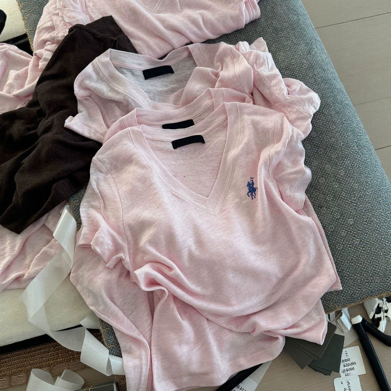 Small horse embroidery, soft and delicate pink V-neck short-sleeve T-shirt for women, perfect for summer, slimming, versatile, unique, and absolutely gorgeous Small horse embroidery, soft and delicate pink V-neck short-sleeve T-shirt for women, perfect for summer, slimming, versatile, unique, and absolutely gorgeous