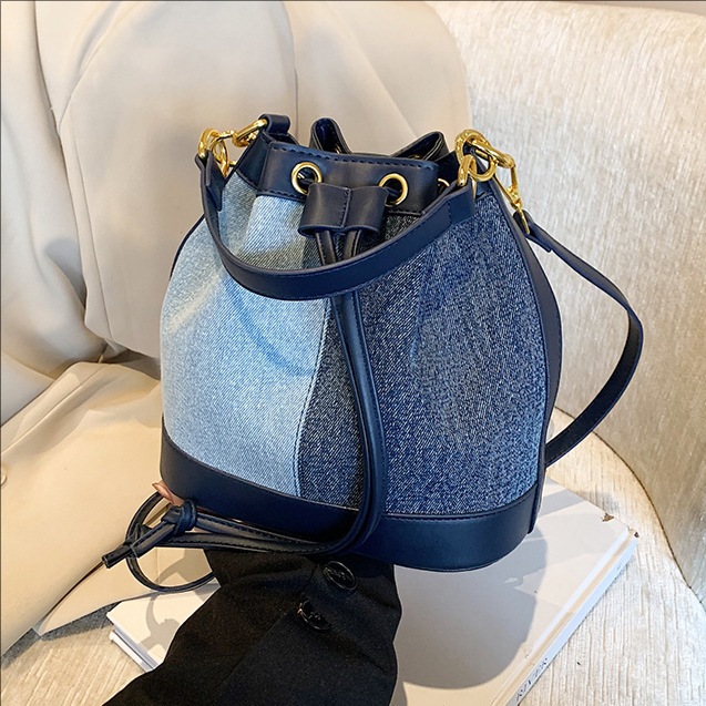 2025 otoño y invierno nuevo estilo coreano nicho bolso de cubo de agua mujer moda bolso de correa de color contraste de moda bolso de hombro